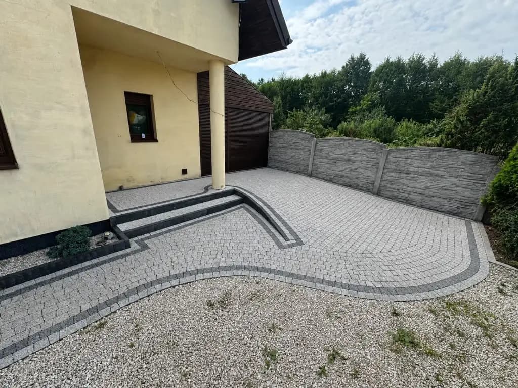 Kostka brukowa po myciu — czysty, jasny wzór bez nalotu