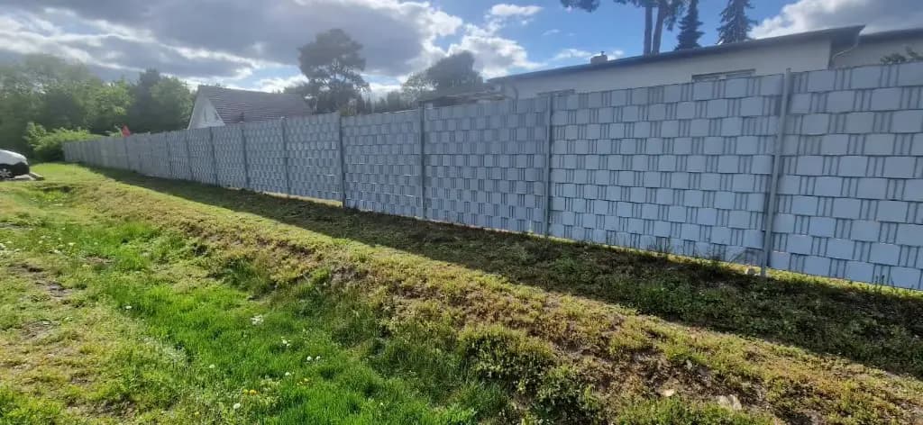Ogrodzenie panelowe po usunięciu graffiti — czyste panele